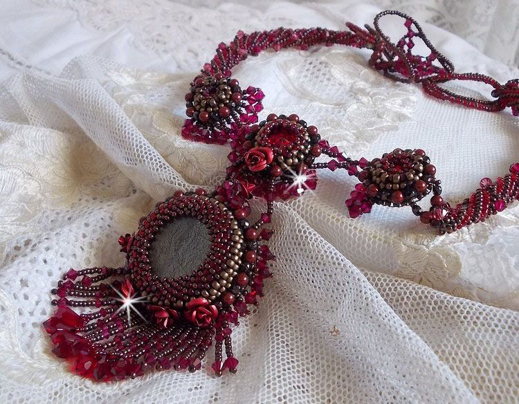 Collana Rubby One ricamata con cristalli Swarovski e un cabochon in ceramica