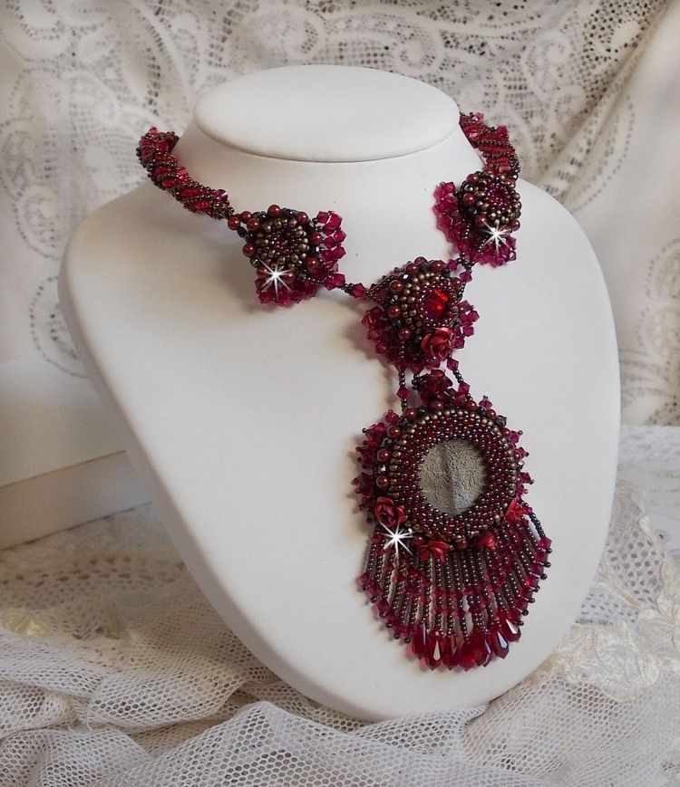 Collana Rubby One ricamata con cristalli Swarovski e un cabochon in ceramica