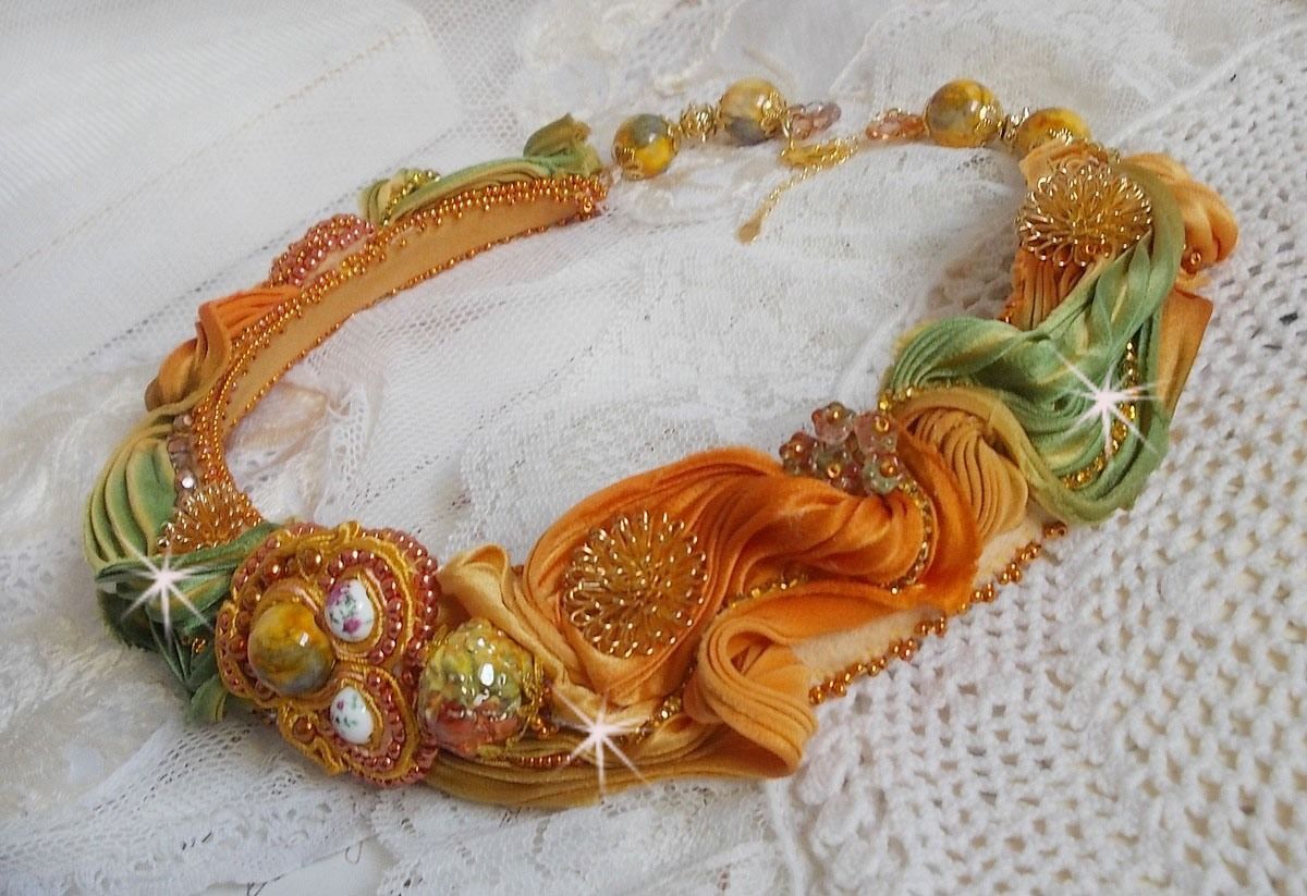 Collana Rumba Haute-Couture ricamata con seta shibori, soutache e cristalli Swaroski