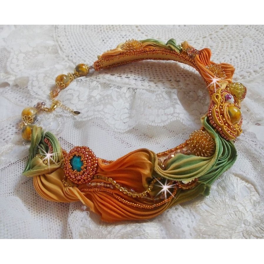 Collana Rumba Haute-Couture ricamata con seta shibori, soutache e cristalli Swaroski