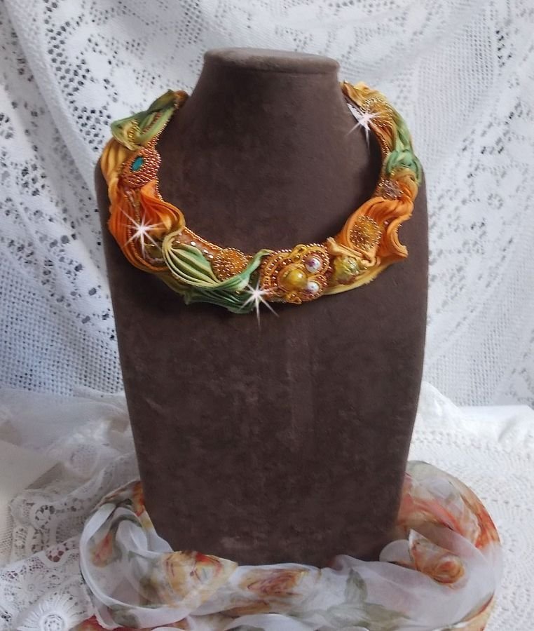 Collana Rumba Haute-Couture ricamata con seta shibori, soutache e cristalli Swaroski