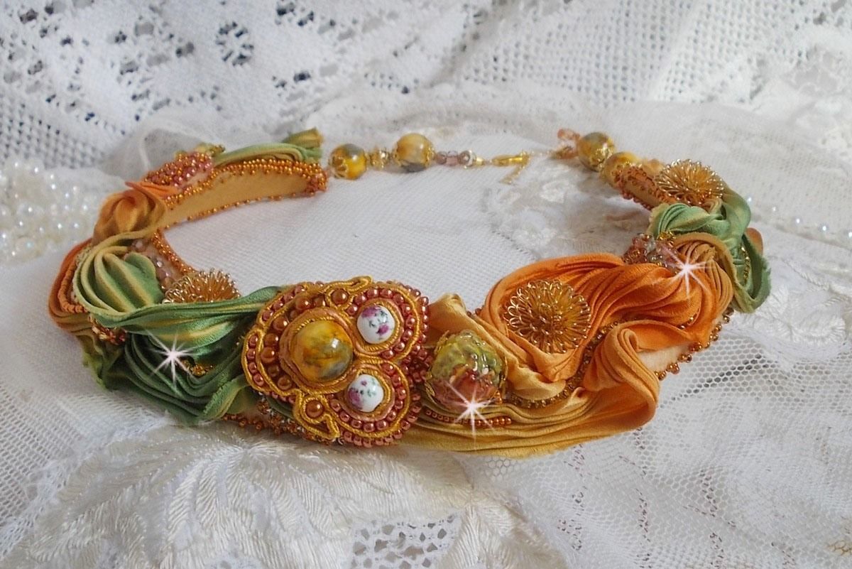 Collana Rumba Haute-Couture ricamata con seta shibori, soutache e cristalli Swaroski