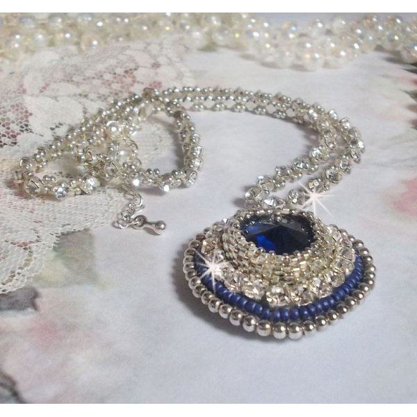 Collana in zaffiro blu con cuore in cristallo Swarovski, perline Miyuki in argento, castoni, chiusura in argento 925/1000 e catena di prolunga