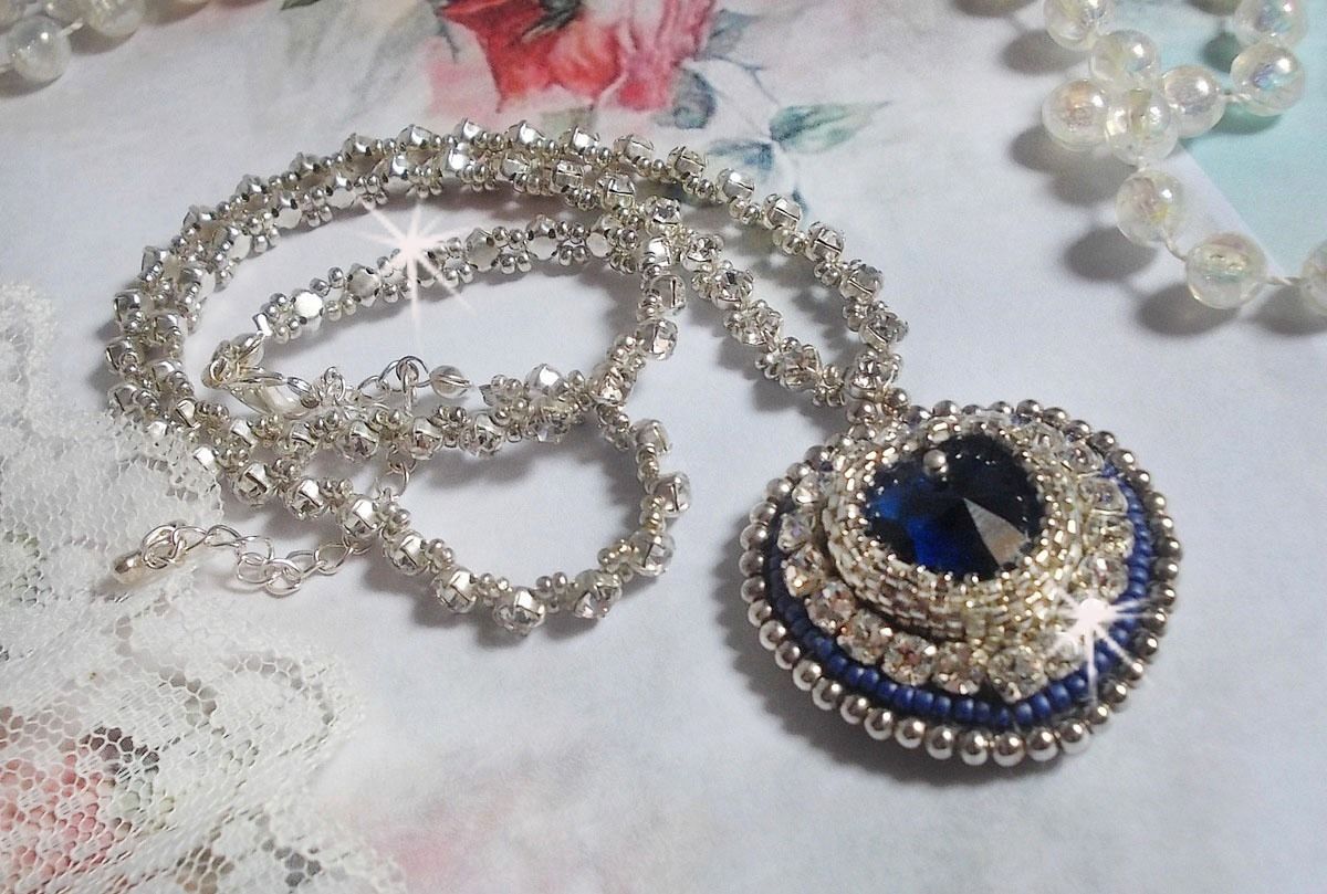 Collana in zaffiro blu con cuore in cristallo Swarovski, perline Miyuki in argento, castoni, chiusura in argento 925/1000 e catena di prolunga