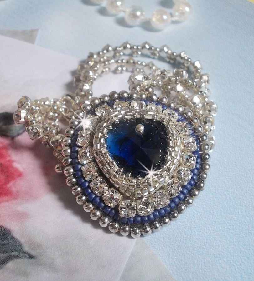 Collana in zaffiro blu con cuore in cristallo Swarovski, perline Miyuki in argento, castoni, chiusura in argento 925/1000 e catena di prolunga