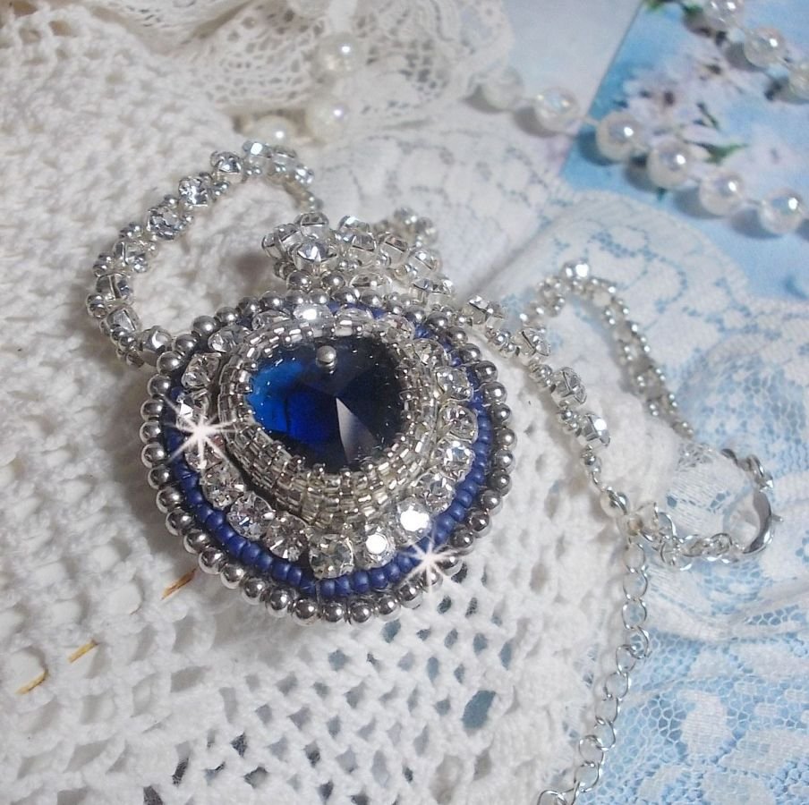 Collana in zaffiro blu con cuore in cristallo Swarovski, perline Miyuki in argento, castoni, chiusura in argento 925/1000 e catena di prolunga