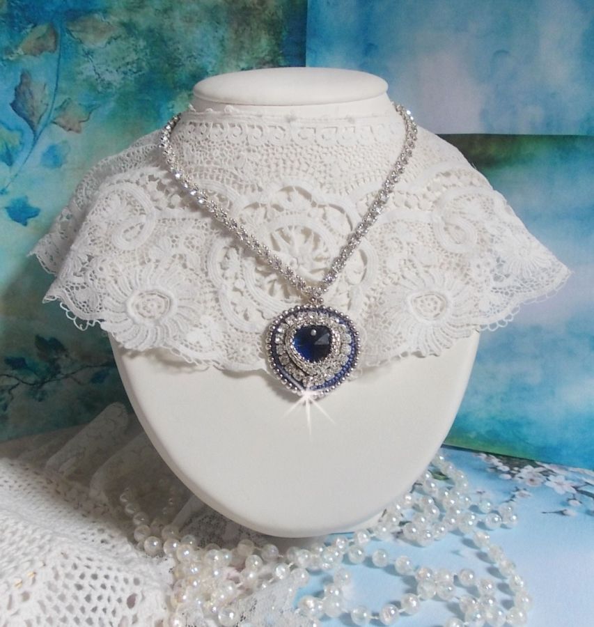 Collana in zaffiro blu con cuore in cristallo Swarovski, perline Miyuki in argento, castoni, chiusura in argento 925/1000 e catena di prolunga