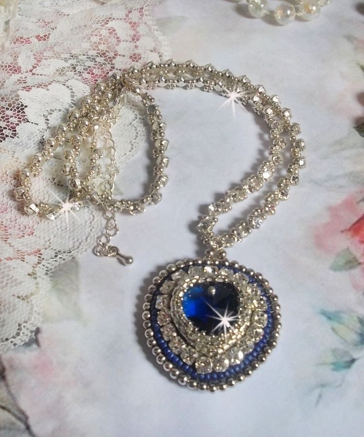 Collana in zaffiro blu con cuore in cristallo Swarovski, perline Miyuki in argento, castoni, chiusura in argento 925/1000 e catena di prolunga