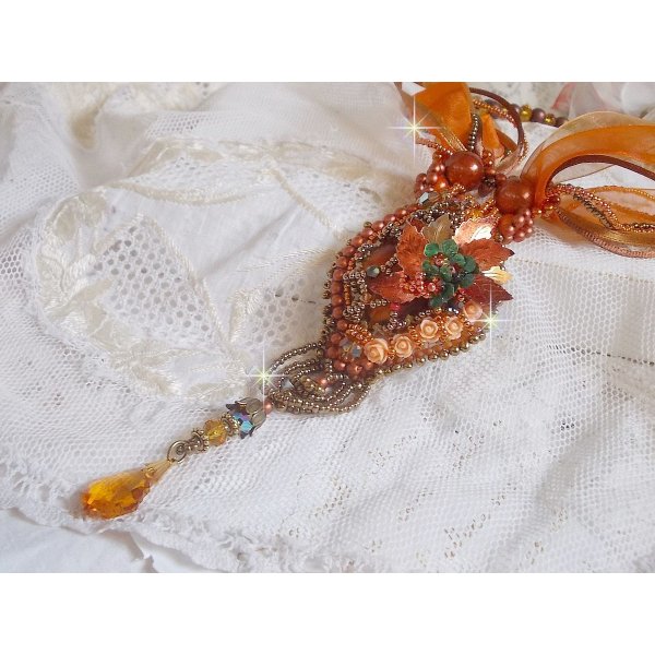 Ciondolo Souffle d'Automne Chic Ethnique, ricamato con perle e cristalli Swarovski 