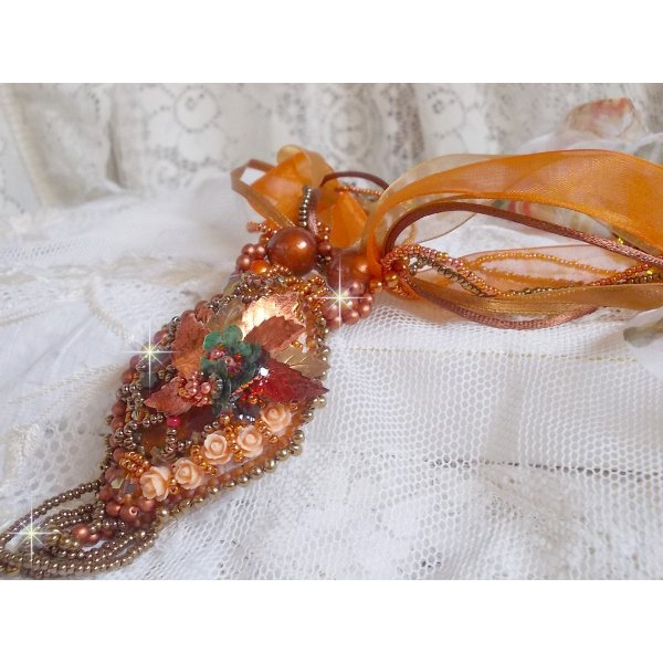 Ciondolo Souffle d'Automne Chic Ethnique, ricamato con perle e cristalli Swarovski 