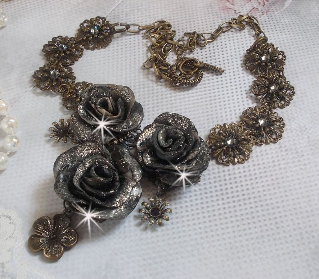 Collana Steampunk Queen creata con rose di porcellana nera e marrone, cabochon di cristallo e accessori in bronzo