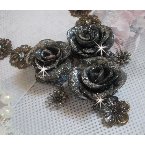 Collana Steampunk Queen creata con rose di porcellana nera e marrone, cabochon di cristallo e accessori in bronzo