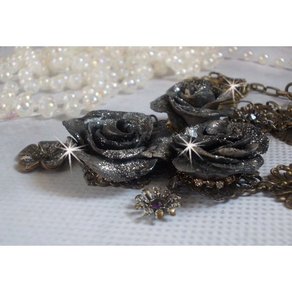 Collana Steampunk Queen creata con rose di porcellana nera e marrone, cabochon di cristallo e accessori in bronzo