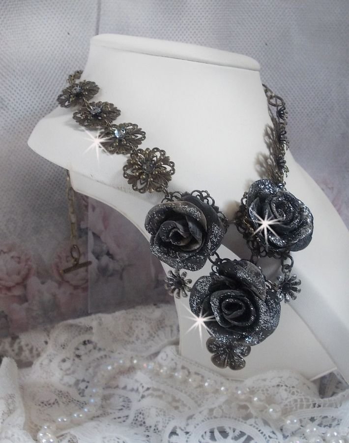 Collana Steampunk Queen creata con rose di porcellana nera e marrone, cabochon di cristallo e accessori in bronzo