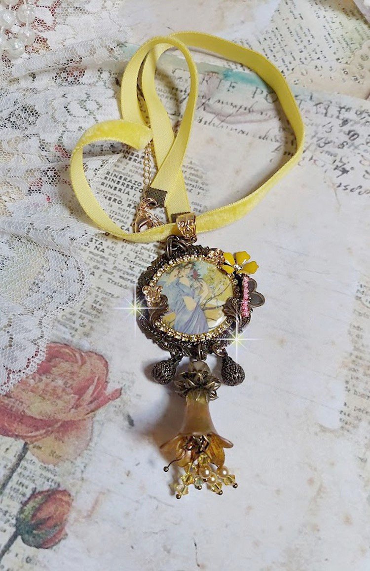 Collier Sunny Side monté avec cabochon en résine représentant une femme en robe Mauve avec un oiseau, cristaux, fleur époxy, ruban, Jade en pierre de gemme, breloques aux couleurs Jaune et Bronze