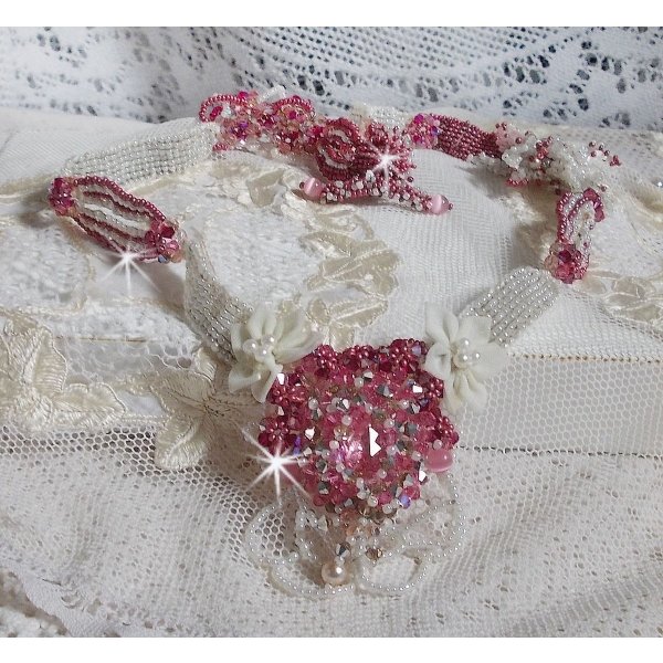 Collier Rose des Sables brod&eacute; avec des rocailles roses, blanc nacr&eacute; et des cristaux de Swarovski