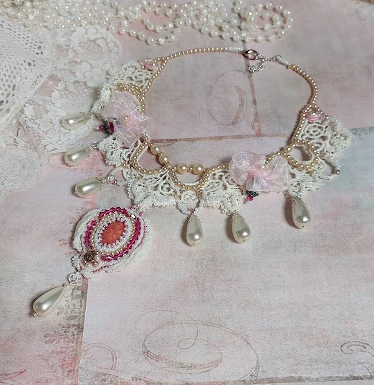 Collana Valmont ricamata in stile vittoriano con pizzo avorio, perle e cristalli Swarovski