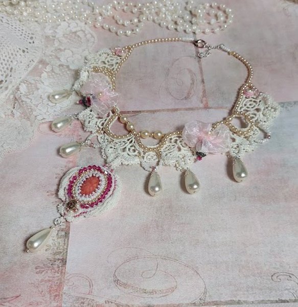 Collana Valmont ricamata in stile vittoriano con pizzo avorio, perle e cristalli Swarovski