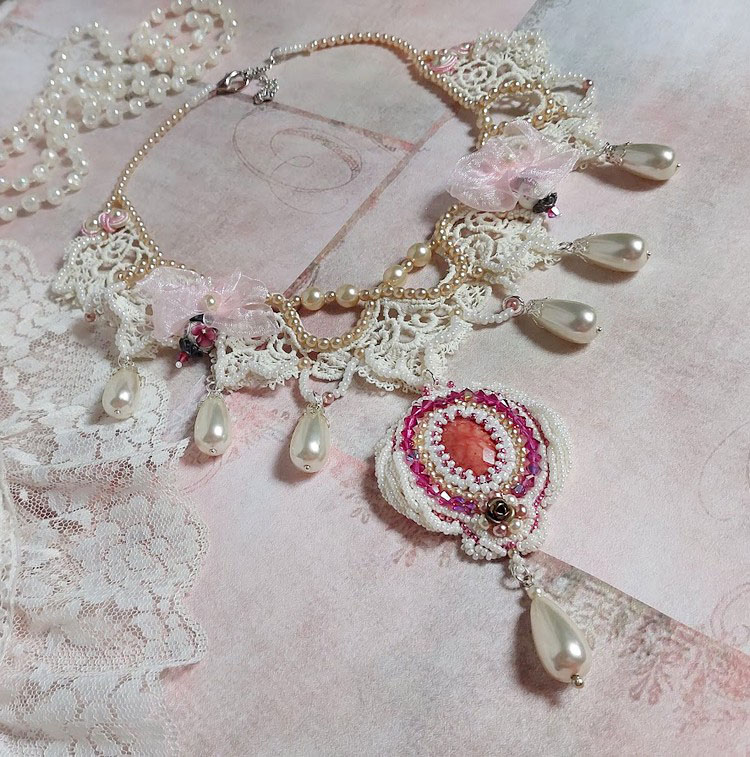 Collana Valmont ricamata in stile vittoriano con pizzo avorio, perle e cristalli Swarovski