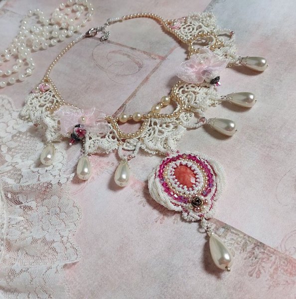 Collana Valmont ricamata in stile vittoriano con pizzo avorio, perle e cristalli Swarovski