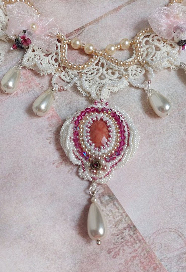 Collana Valmont ricamata in stile vittoriano con pizzo avorio, perle e cristalli Swarovski