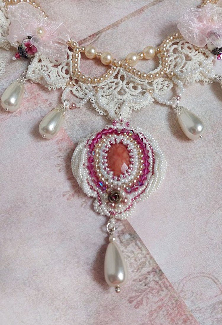 Collana Valmont ricamata in stile vittoriano con pizzo avorio, perle e cristalli Swarovski