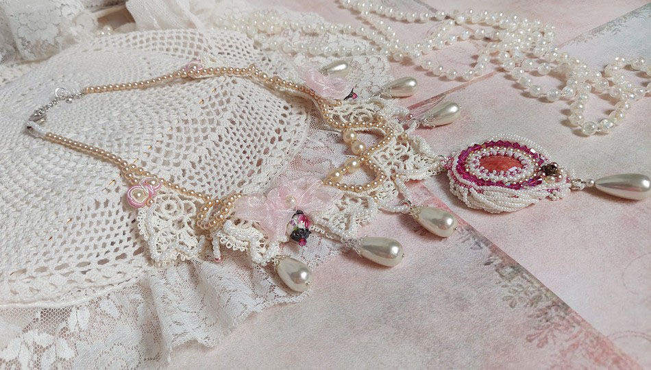 Collana Valmont ricamata in stile vittoriano con pizzo avorio, perle e cristalli Swarovski