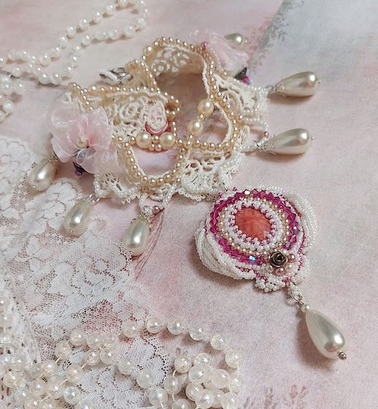 Collana Valmont ricamata in stile vittoriano con pizzo avorio, perle e cristalli Swarovski