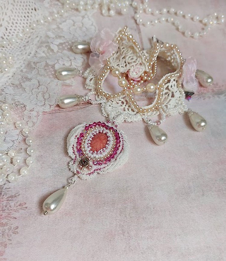 Collana Valmont ricamata in stile vittoriano con pizzo avorio, perle e cristalli Swarovski