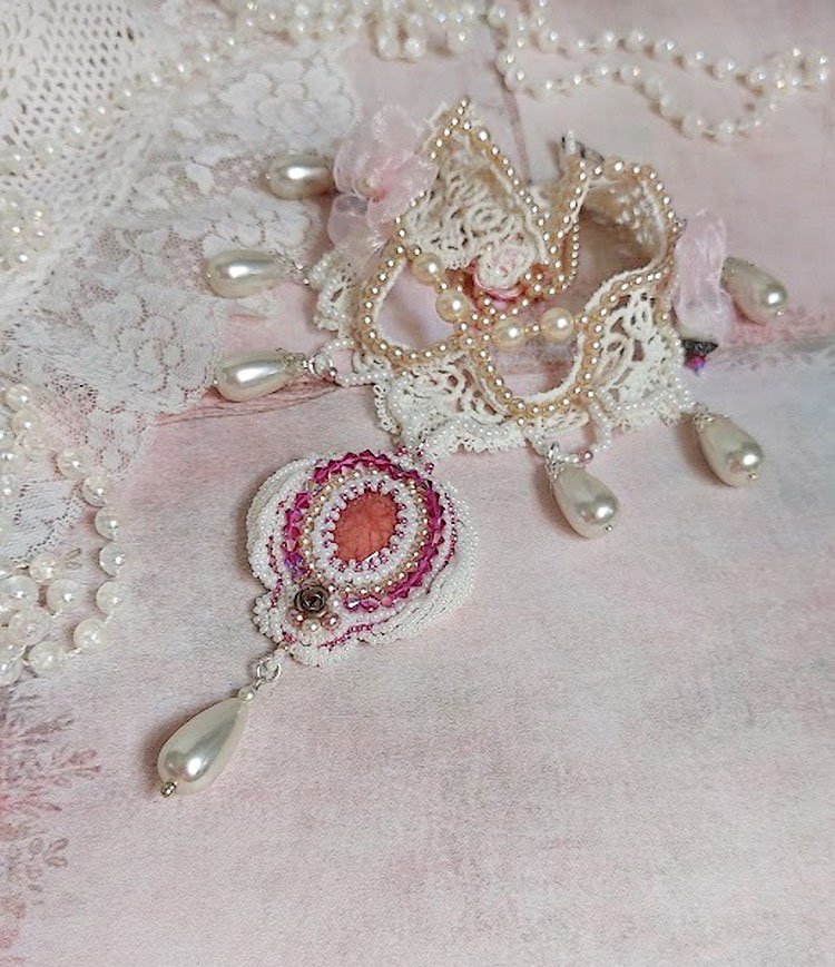 Collana Valmont ricamata in stile vittoriano con pizzo avorio, perle e cristalli Swarovski