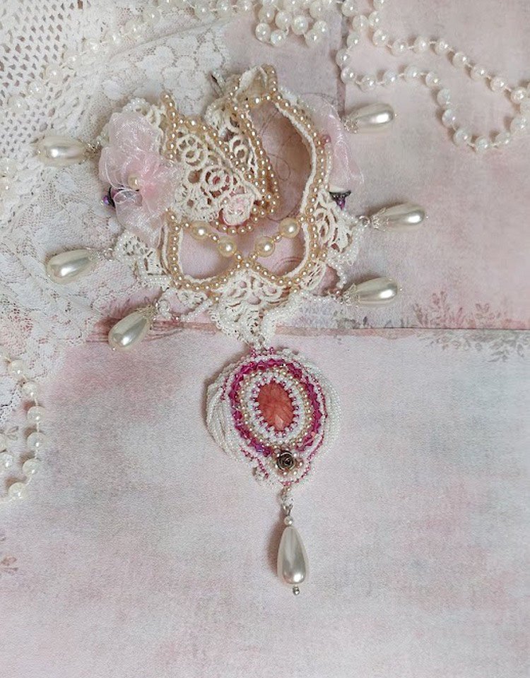Collana Valmont ricamata in stile vittoriano con pizzo avorio, perle e cristalli Swarovski