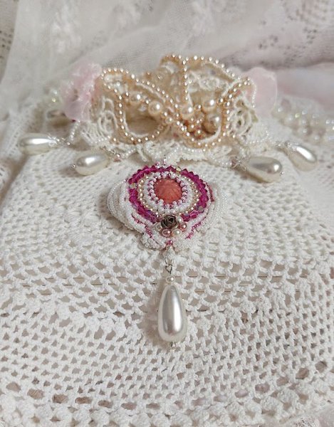 Collana Valmont ricamata in stile vittoriano con pizzo avorio, perle e cristalli Swarovski
