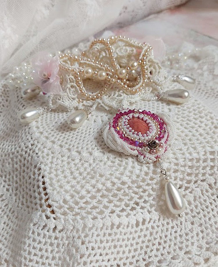 Collana Valmont ricamata in stile vittoriano con pizzo avorio, perle e cristalli Swarovski