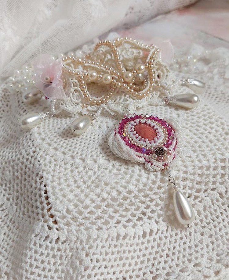 Collana Valmont ricamata in stile vittoriano con pizzo avorio, perle e cristalli Swarovski