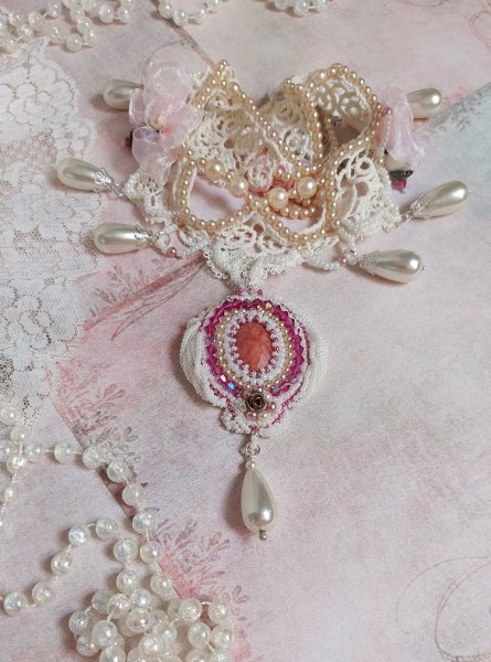 Collana Valmont ricamata in stile vittoriano con pizzo avorio, perle e cristalli Swarovski