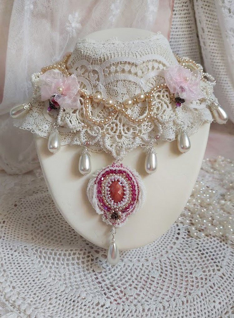 Collana Valmont ricamata in stile vittoriano con pizzo avorio, perle e cristalli Swarovski