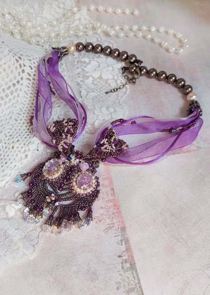 Collana Parisienne ricamata con cristalli Swarovski, perle avorio e semi di perle