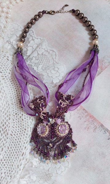 Collana Parisienne ricamata con cristalli Swarovski, perle avorio e semi di perle