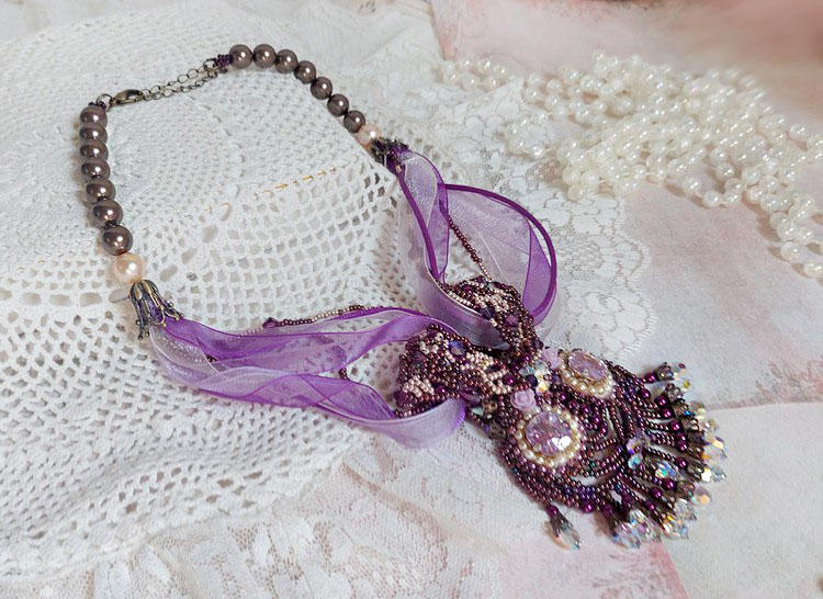 Collana Parisienne ricamata con cristalli Swarovski, perle avorio e semi di perle