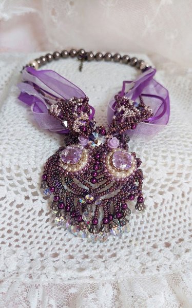 Collana Parisienne ricamata con cristalli Swarovski, perle avorio e semi di perle
