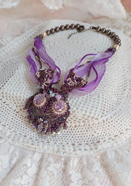 Collana Parisienne ricamata con cristalli Swarovski, perle avorio e semi di perle