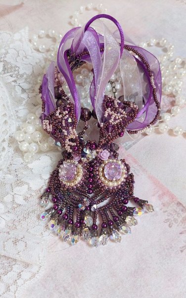 Collana Parisienne ricamata con cristalli Swarovski, perle avorio e semi di perle