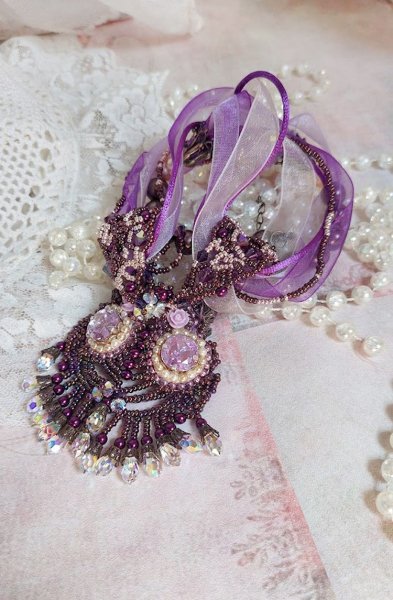Collana Parisienne ricamata con cristalli Swarovski, perle avorio e semi di perle