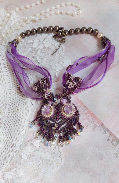 Collana Parisienne ricamata con cristalli Swarovski, perle avorio e semi di perle