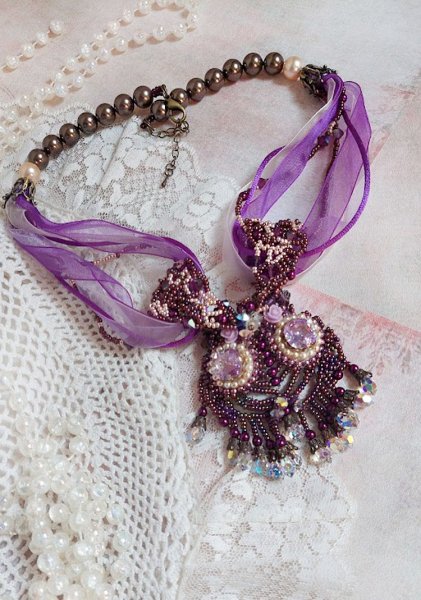 Collana Parisienne ricamata con cristalli Swarovski, perle avorio e semi di perle