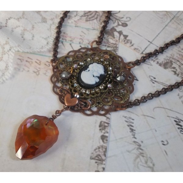 Collana Watson creata con stampe, un ciondolo in cristallo Swarovski dal look r&eacute;tro, accessori in ottone e un cabochon in resina