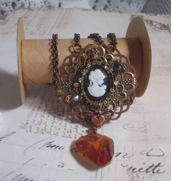 Collana Watson creata con stampe, un ciondolo in cristallo Swarovski dal look r&eacute;tro, accessori in ottone e un cabochon in resina