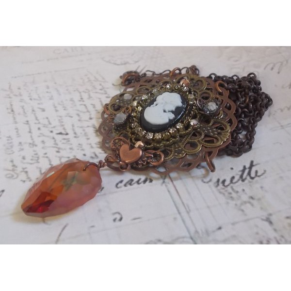 Collana Watson creata con stampe, un ciondolo in cristallo Swarovski dal look r&eacute;tro, accessori in ottone e un cabochon in resina