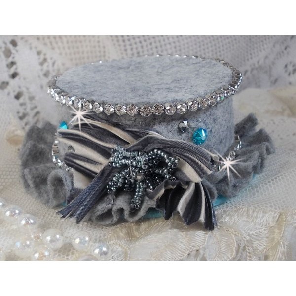 Masque Chatchou tout en Fimo brod&eacute; avec des perles de Swarovski, un ruban de soie et des rocailles