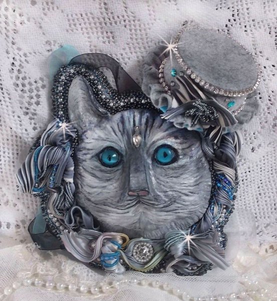 Masque Chatchou tout en Fimo brod&eacute; avec des perles de Swarovski, un ruban de soie et des rocailles